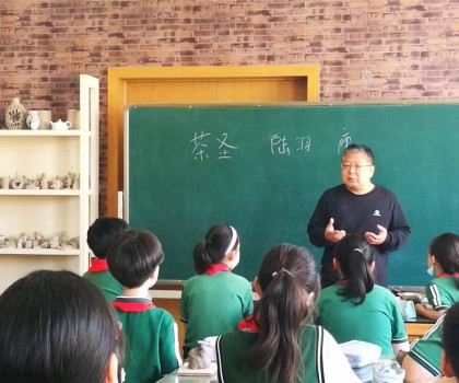 大學(xué)教授蒞臨石家莊市盛世長(zhǎng)安小學(xué)開(kāi)展陶藝教學(xué)研討交流活動(dòng)