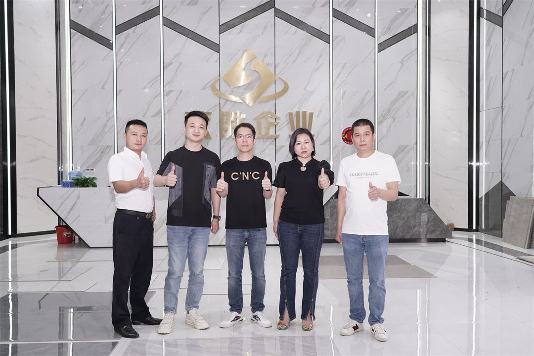 從左到右：億方國際品牌總經(jīng)理 楊一龍，致勝企業(yè) 營銷總經(jīng)理 栗一鳴，致勝企業(yè)董事 林志波，致勝陶瓷品牌總經(jīng)理 譚莉，衡大陶瓷品牌總經(jīng)理 羅寶鈿.jpg