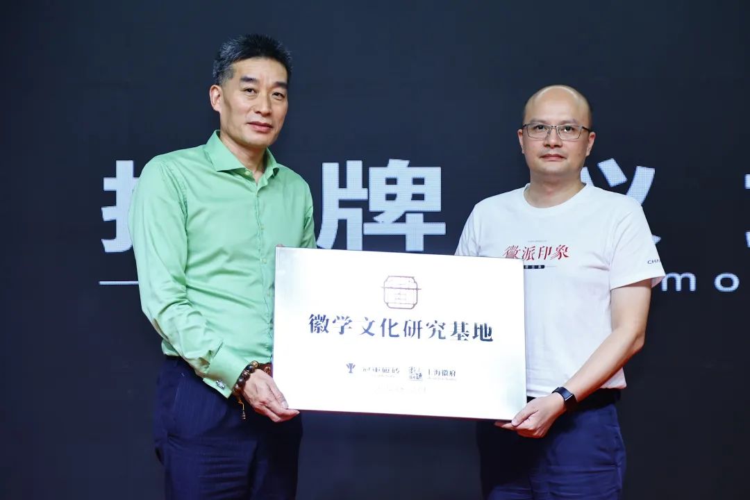 上?；崭麻L鄭宏祝（左）冠軍磁磚董事總經(jīng)理龍根（右）.jpg