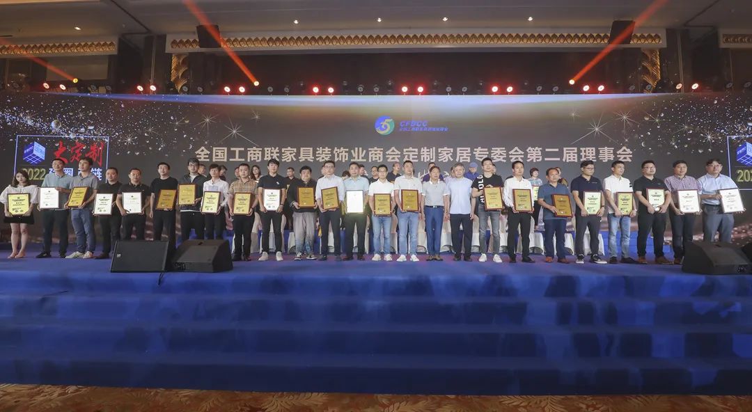 定制中國好浴室！浪鯨衛(wèi)浴被授予“定制家居專業(yè)委員會副會長”稱號2.jpg